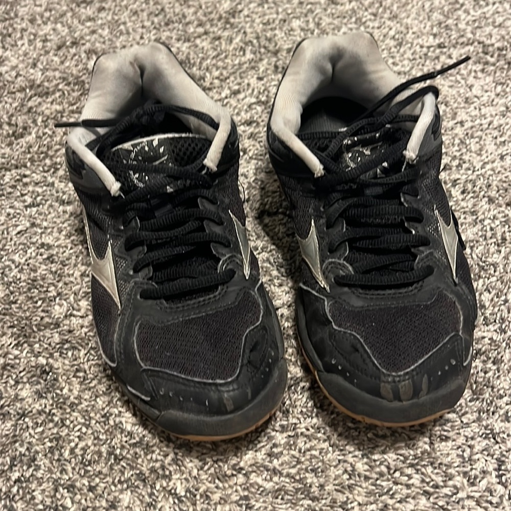 Mizuno volleyball shoes size six and a half
